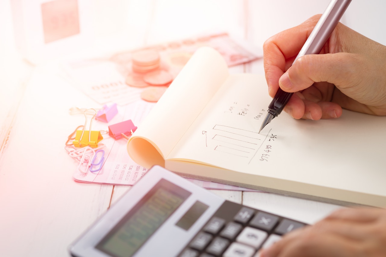 Personne avec calculatrice pour Diminuer son Apport Calorique